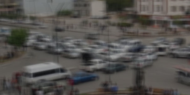 İstanbul'da yola deste deste para saçtılar
