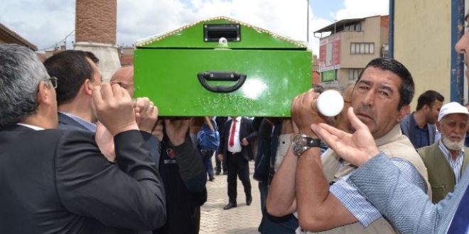 Bakan Eroğlu'nun Danışmanı'nın annesi toprağa verildi
