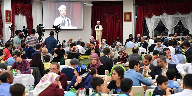 Diyanet personeli iftar sofrasnda bulutu