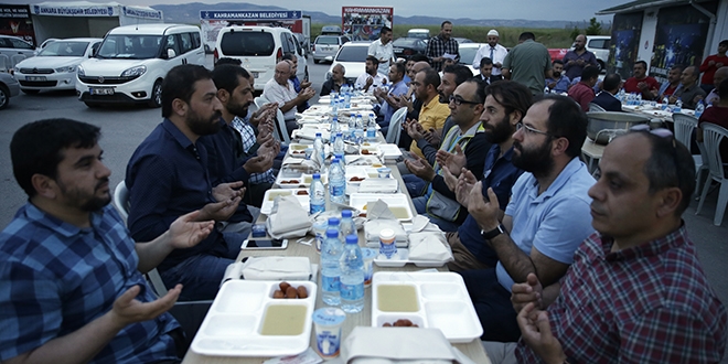 Cezaevi önünde oruç açıp Filistin için dua ettiler