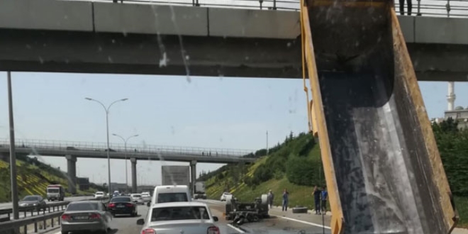 İstanbul'da damperi açık kalan kamyon trafiği felç etti