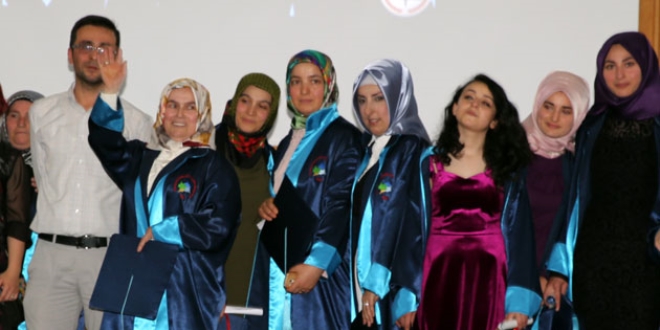 4 çocuğu, 2 torunu olan Naciye teyze mezun oldu