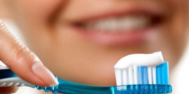 'Ağız kokusuna karşı gün içinde de dişlerinizi fırçalayın'