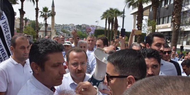 Memurlar, Büyükşehir Belediyesi'ne siyah çelenk bıraktı