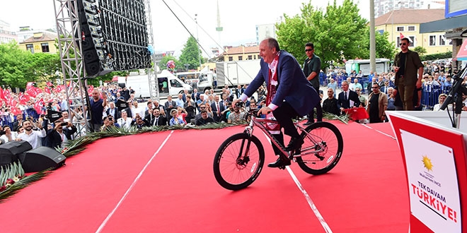 Muharrem İnce'ye Samsun'da 'bisiklet' hediye edildi