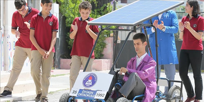 Öğretmenlerinden etkilenip güneş enerjili araç tasarladılar