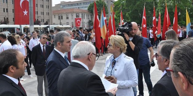Çelenk koyma töreninde 'saygı duruşu' tartışması