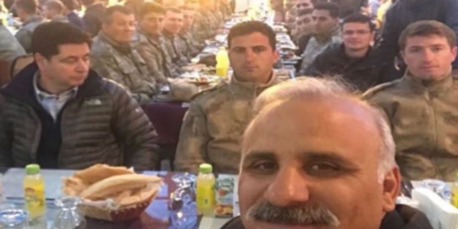 Vali Zorluoğlu, Tendürek'te Mehmetçik'le iftar açtı
