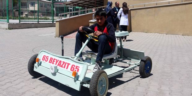 Ortaokul öğrencisi atık ürünlerden 'go kart' aracı yaptı