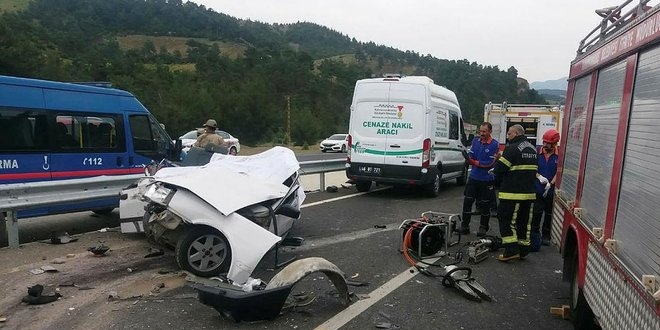 Otomobil ikiye bölündü: 3 kişi öldü