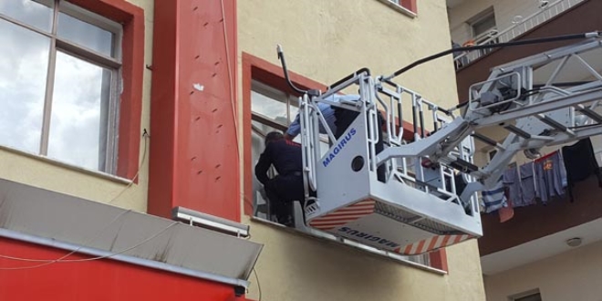 Yaşlı kadının yardımına polis ve itfaiye koştu