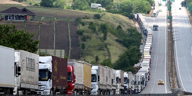 Kapıkule'de TIR kuyruğu 30 kilometreye çıktı