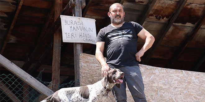 Astığı tabela görenleri güldürüyor