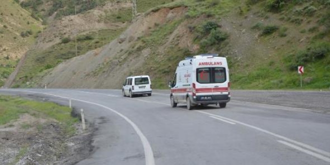 Hakkari'de elektrik dağıtım şirketi aracı devrildi: 4 yaralı