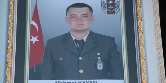 Uzman çavuşun eşi cenaze törenine gelinliğiyle katıldı