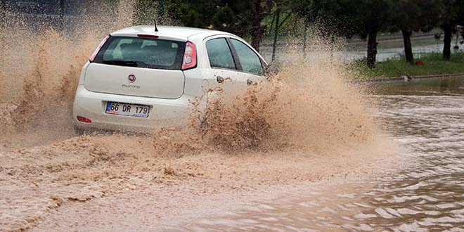 Yozgat'ta şiddetli yağmur vatandaşlara zor anlar yaşattı