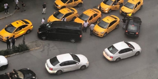 Uber şoförlerini tehdit eden taksiciler gözaltına alındı