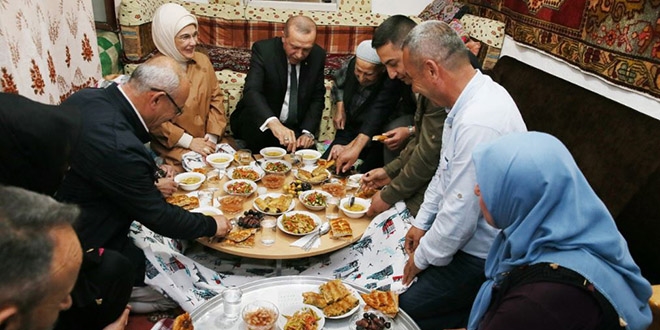Cumhurbaşkanı Erdoğan, orucunu yer sofrasında açtı