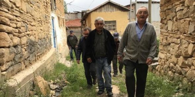 İlk görev yeri olan okulu, yarım asır sonra ziyaret etti