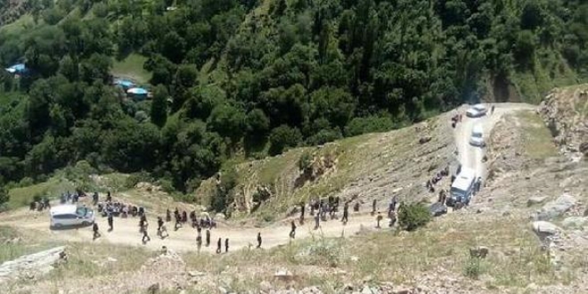 Uçuruma yuvarlanan araçtaki 1'i bebek, 3 kişi öldü