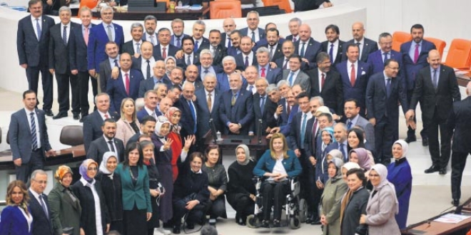 KADEM'in tahmini yüzde 20! Erkek erkeğe siyasete devam