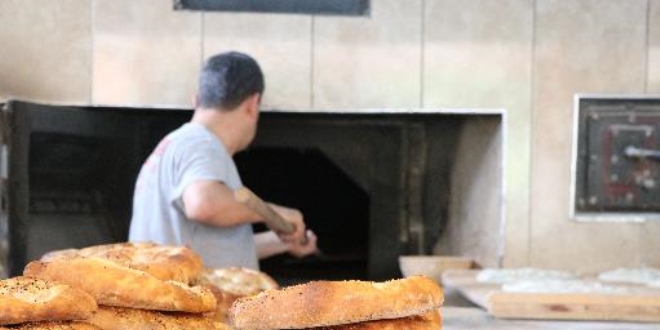 270 derecede çalışan fırının başında oruç tutuyorlar