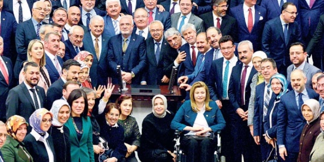 TBMM'de fotoğraf çeken vekiller son pozları olacağını bilmiyorlardı