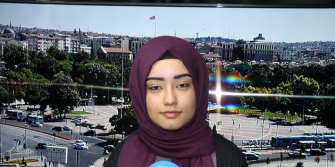 Genç vekil adayı dersten çıkıp seçim çalışmasına koşuyor