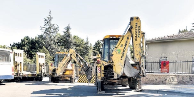 'Albay, iş makinesini çekmeyen üsteğmenin yakasına yapıştı'