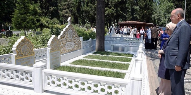 Cumhurbakan Erdoan anne ve babasnn mezarn ziyaret etti