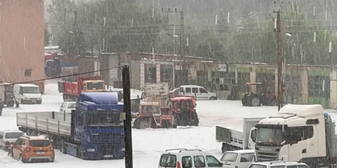 15 dakikalık dolu, ilçeyi beyaza bürüdü