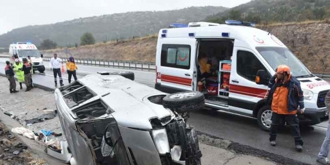 Erzurum'da renci tayan minibs devrildi: 14 yaral