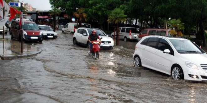 Manisa'daki sağanak yağış: evleri su bastı, araçlar yolda kaldı