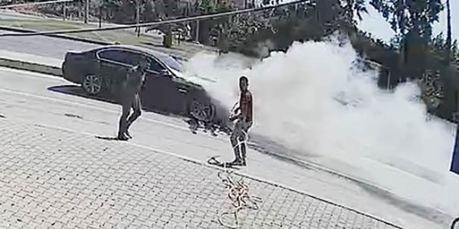 Lüks araç alev alev yandı