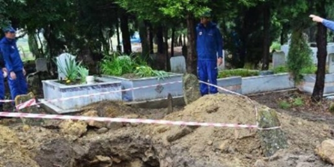Mezarlıkta kaçak kazıya 5 gözaltı