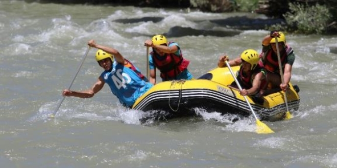 Vali Sonel Munzur Çayı'nda rafting heyecanı yaşadı