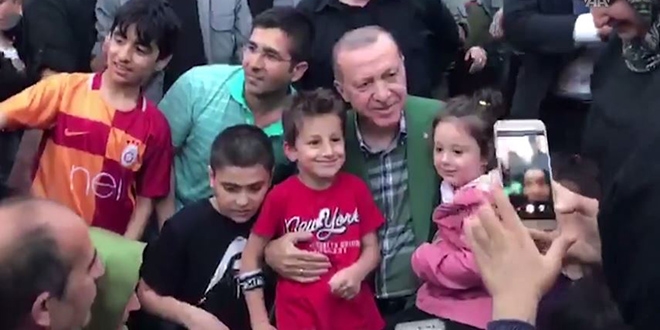 Erdoğan, iftarı bekleyen vatandaşlarla sohbet etti