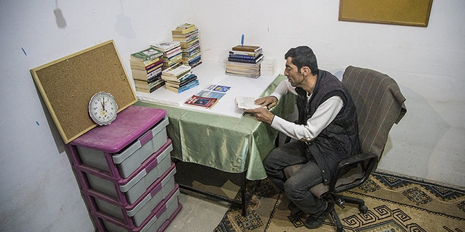 Diyarbakırlı apartman görevlisinin kitap okuma aşkı