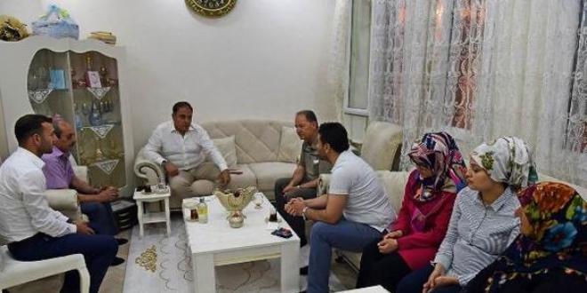 Vali, evine roket düşen aileyi ziyaret etti