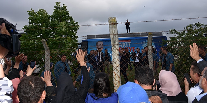 Erdoğan, kendisini karşılayan vatandaşları iftara davet etti