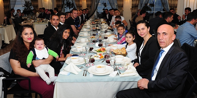 Van Valisi, özel harekat polisleriyle birlikte iftar yaptı