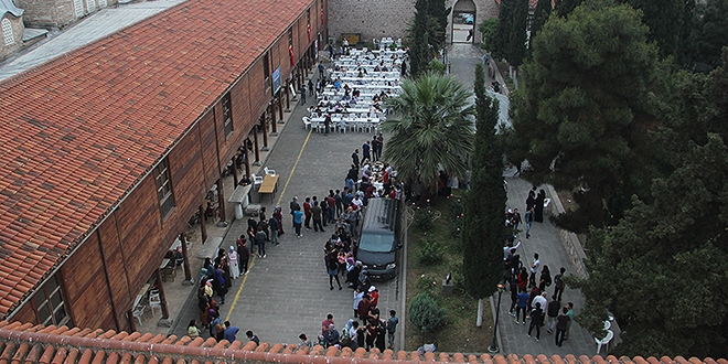 Sinop'ta 804 yıllık caminin avlusunda iftar