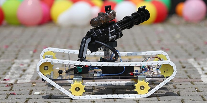 Lise öğrencisinden lazer güdümlü insansız tank prototipi