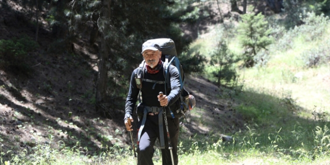 Emekli öğretmen, kanser hastaları için yollara düştü