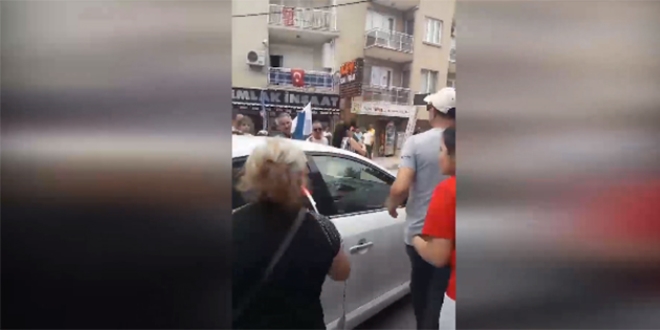 CHP'li bir kısım partililer, TRT aracına saldırdı