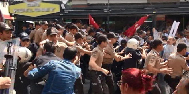 İzmir'de, pazarcılara biber gazlı coplu müdahale