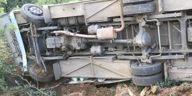 Manisa'da işçi servisi devrildi: 7 yaralı