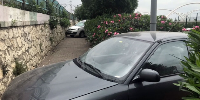İstanbul'un trafik çilesi! Kaldırımlar otopark gibi