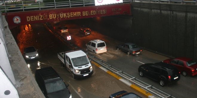 Denizli'de alt geçit ve evleri su bastı