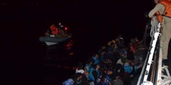 İzmir'de 48 göçmen yakalandı